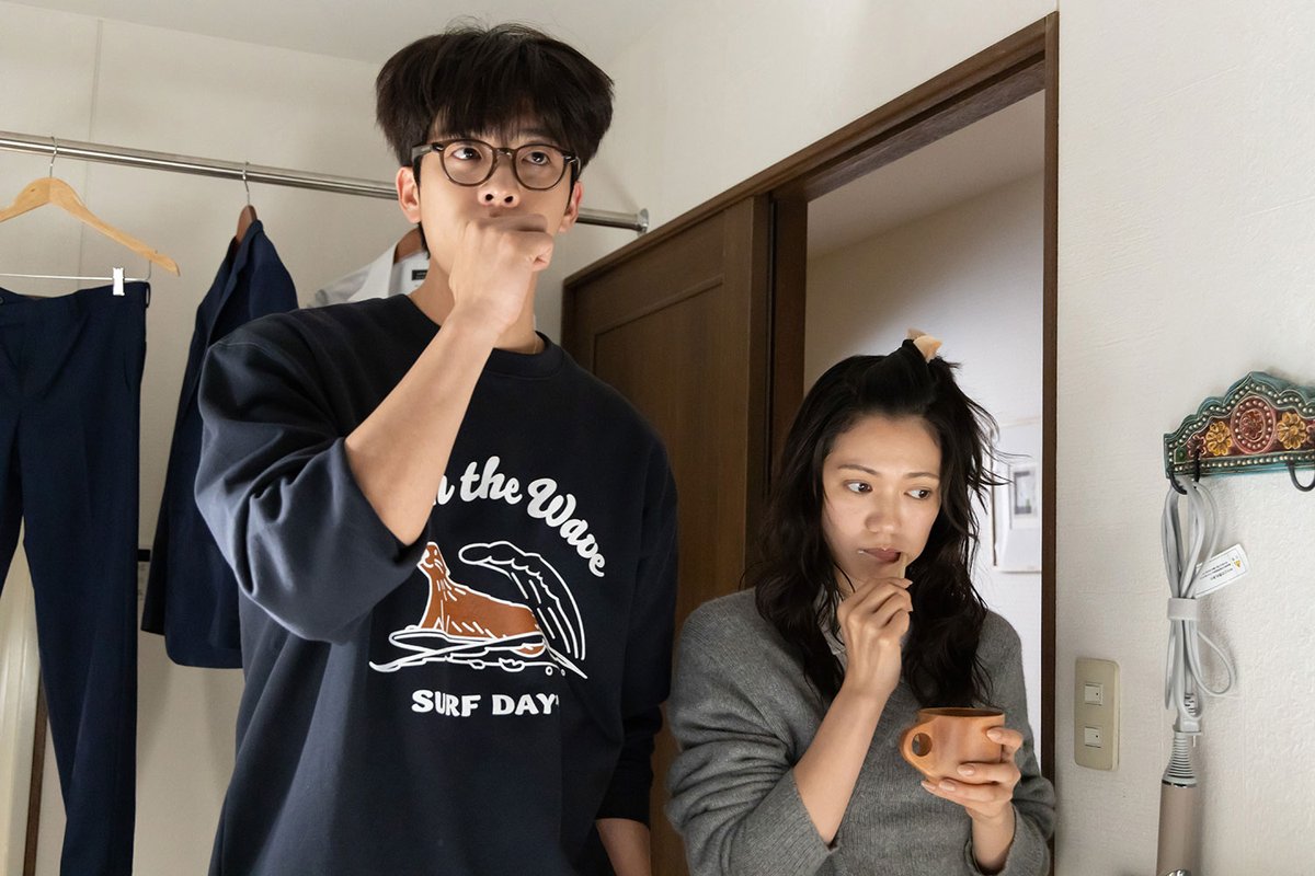 MiniOrchid1's tweet photo. Japanese Series #EyeForYou
It's like watching a Cat with a Golden Retriever.
A telephath, she can't be in relationship, until Motomiya Yuri meets a deliveryman turn intern, who is Korean. She can hear Yoon Tae Oh's thoughts, but doesn't understand him
Their height difference😆 https://t.co/o8h3a7IprZ