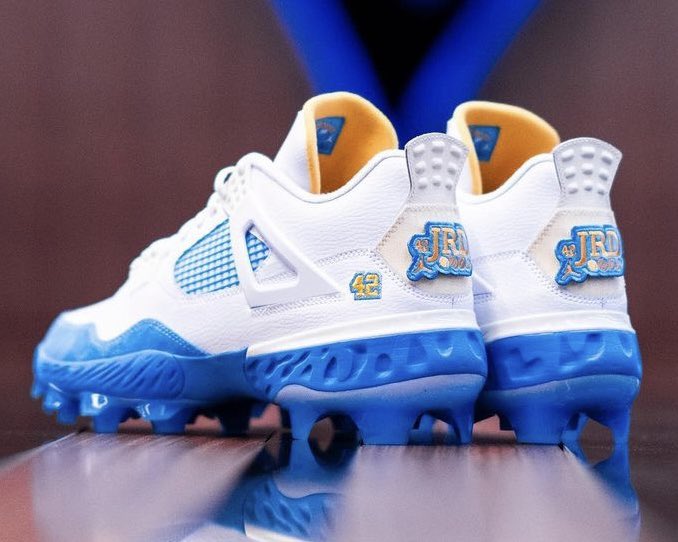 Vladimir Guerrero Jr. brought out Air Jordan 4 PE cleats for Jackie Robinson Day ⚾️🔥 #Jackie42