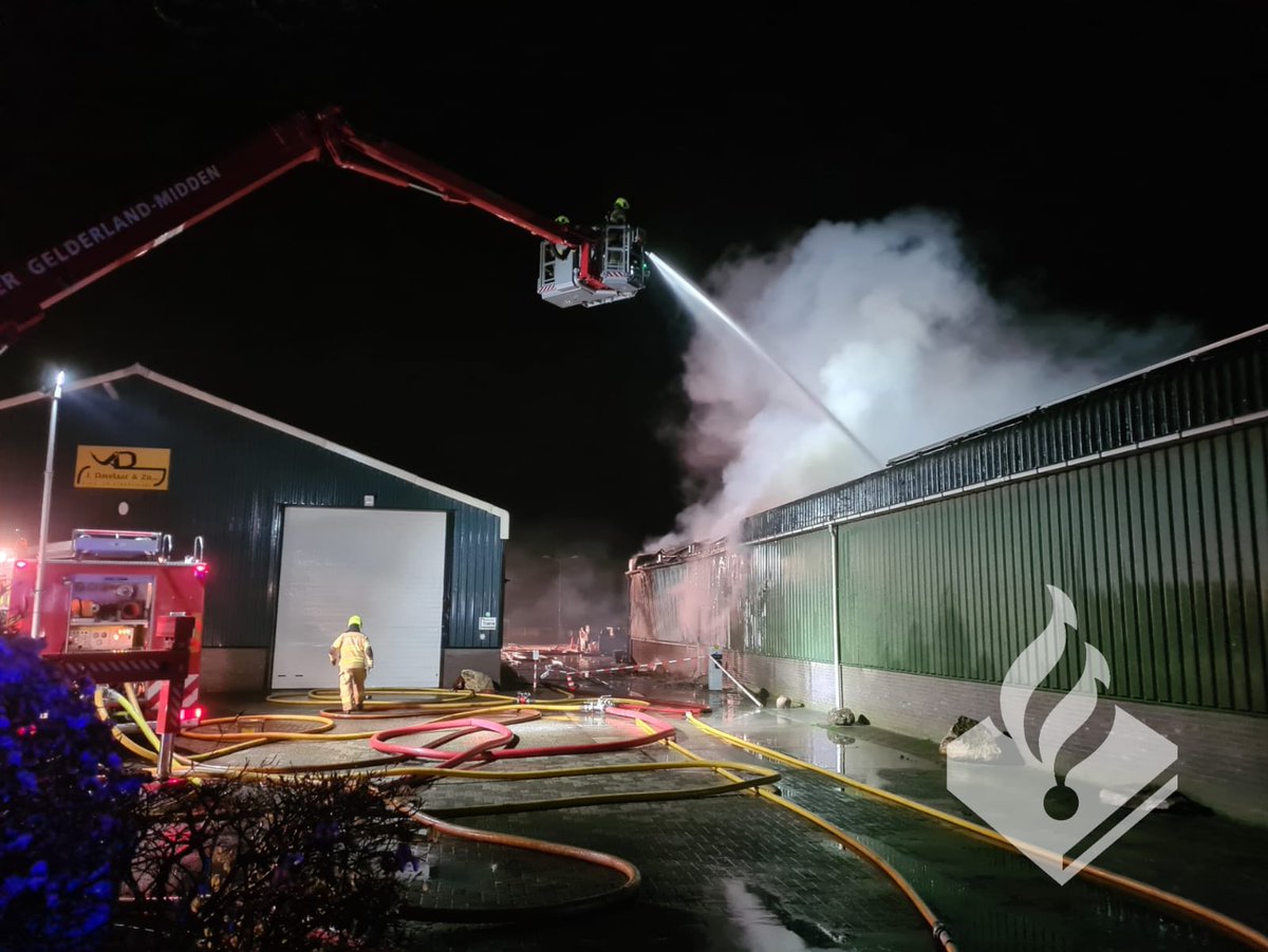 Er is een grote brand gaande op de Laakweg #Nijkerkerveen. De brandweer is uiteraard bezig met blussen. Heeft u last van de rook, sluit uw ramen en deuren. Verdere berichtgeving gaat via <a href="/brandweerGM/">brandweerGM</a> / Brandweer Gelderland-Midden.