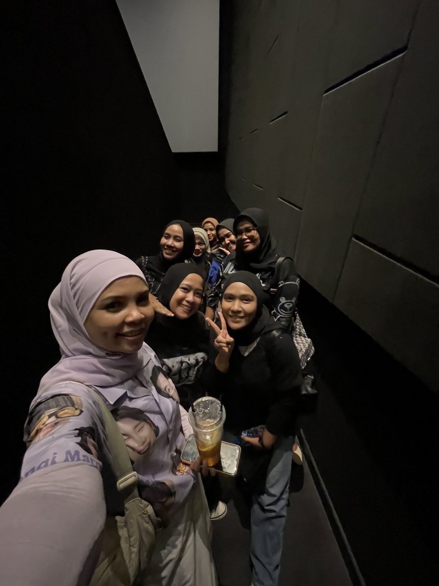 tachi_ade's tweet photo. Kalo dah ngumpul sm army itu tingkat kebahagianna beda bgt..makasih yeorabuun..apobangpo 💜 https://t.co/mVnUSNg7sk
