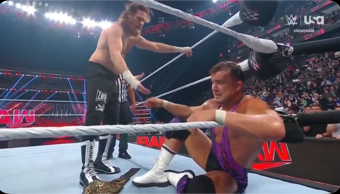 SimonMiller316's tweet image. What an awesome main event. Chad Gable moonsaulted into the ankle lock. 😂 

Could watch him and Sami Zayn fight forever. 

Although not literally cos after about a week I think I’d be a little bored…

Plus we got the heel turn. Faboo!

#WWERaw