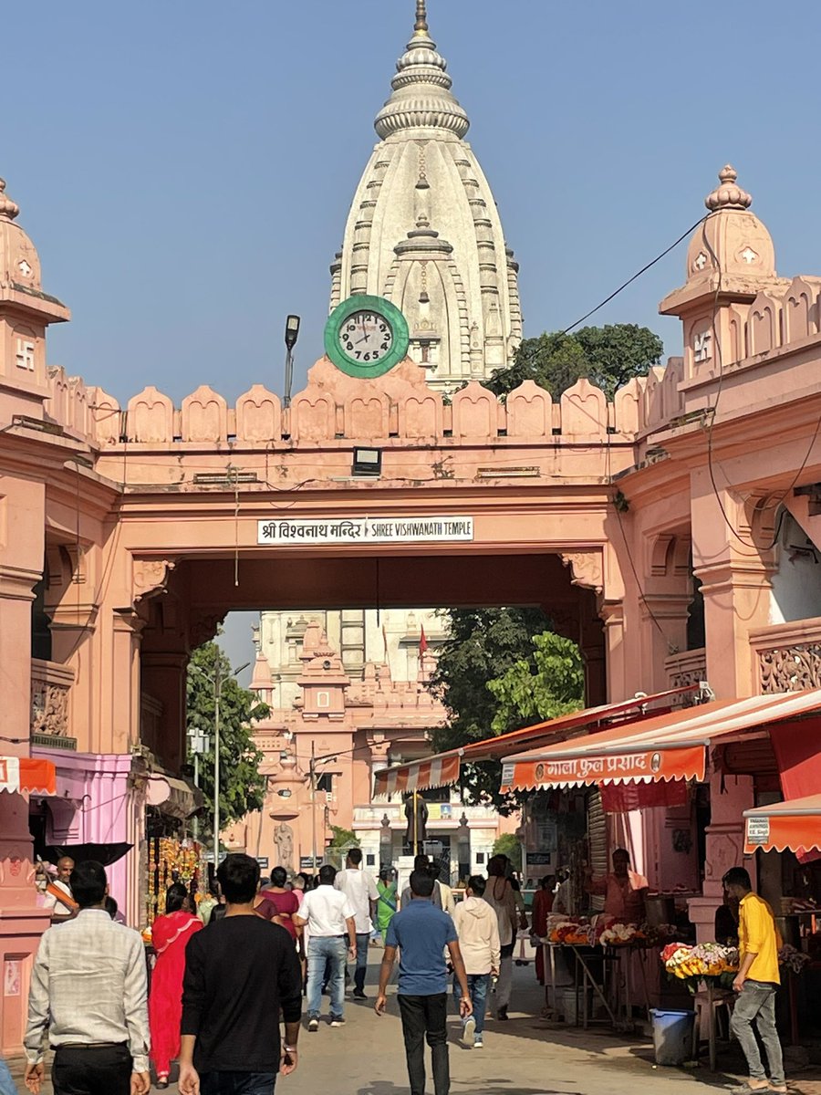 Students are in queue enter into Central library BHU in early morning… in this online era… it’s a good sign .. and Vishwanath  temple #BHU #Babakinagri