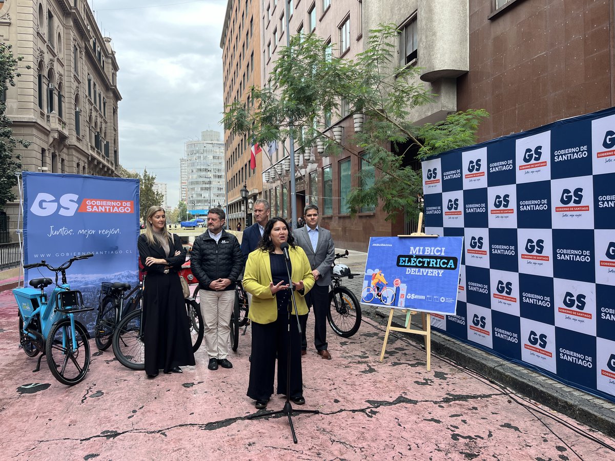 Agencia__SE's tweet photo. Hoy estuvimos en el lanzamiento de la nueva convocatoria del programa #MiBiciEléctrica, que beneficiará a + de 200 repartidores y repartidoras.

Participaron el @MinEnergia, el @MTTChile, el @Gob_Santiago y @AlianzaInCL.

Postula en https://t.co/KDV1SAffYF.

#RegiónMetropolitana https://t.co/8FSyflZi0m