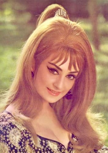 Gorgeous Saira Banu in Manoj Kumar's Purab Aur Paschim (1970) #sairabanu #70s #bollywoodflashback