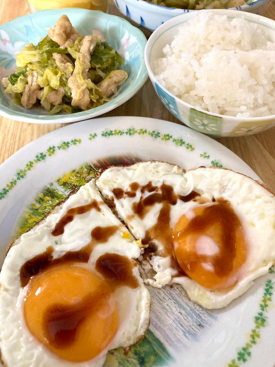 目玉焼き キャベツと揚げの炒めもの 今日の🍳はソースだ ヾ( ・ ̫ ・)ﾉ