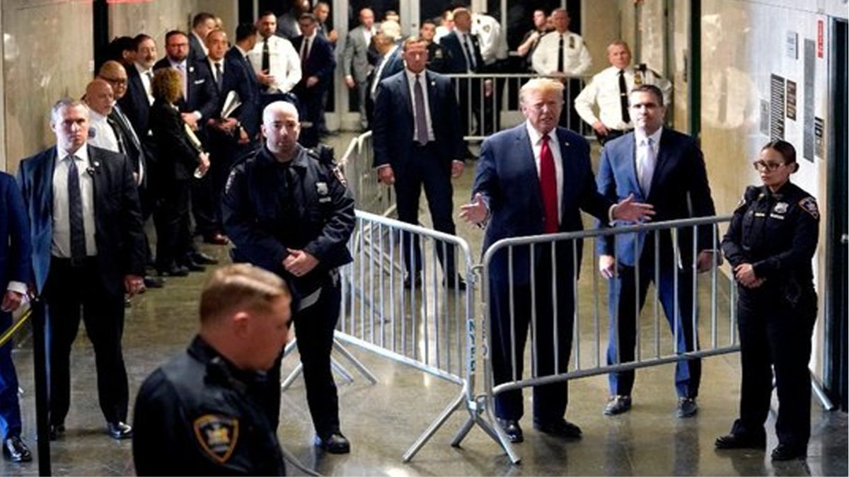 @thedailybeast It is not as if media does not have the skillset to present Trump as who he is. If media feels compelled to show defendant Trump: Prebuttal to expose the lies, use angles/distance which diminish his appearance, surround with police, behind a cage, illustrating he is a criminal.