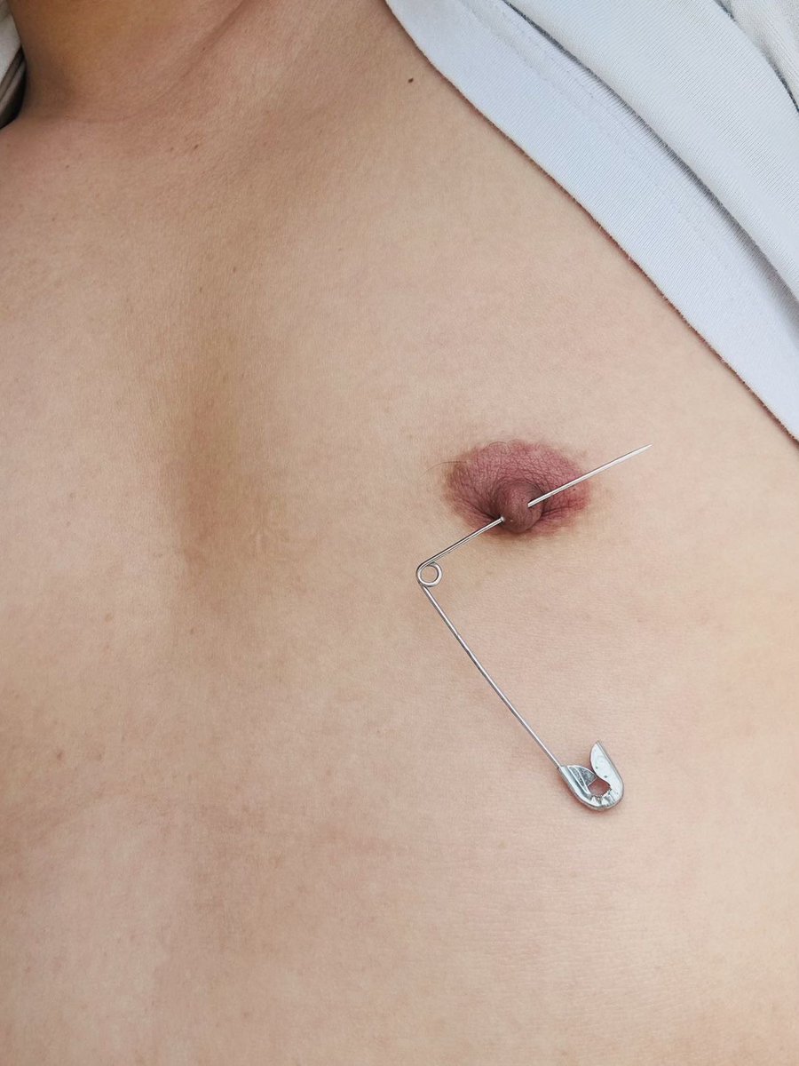 BeijingUntitled's tweet photo. 有喜欢玩乳和虐乳的吗？好几年没戴环了，今天试试，看来还通着。乳头好大好敏感，夏天穿短袖都会激凸，想来帮我掐吗？ https://t.co/JR6r5tpQp6