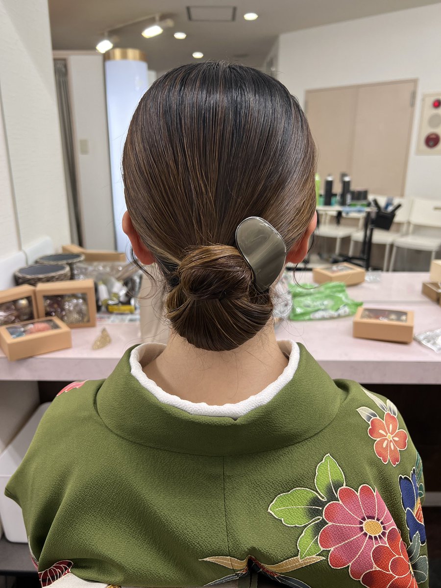 ring_se_'s tweet photo. 先輩達の結婚式参列でした！
学生時代からお付き合いされてたのは知ってたのでとっても嬉しい式でした
ブーケトスをとってしまい、ドレスカラー当てで正解&amp;プレゼント当選して運が良すぎました💐🎁
紅型染の着物超可愛くて美しくて返却が惜しかったです
#結婚式 #お呼ばれ #訪問着 #着物 #着物コーデ https://t.co/NKzMqUFOhk