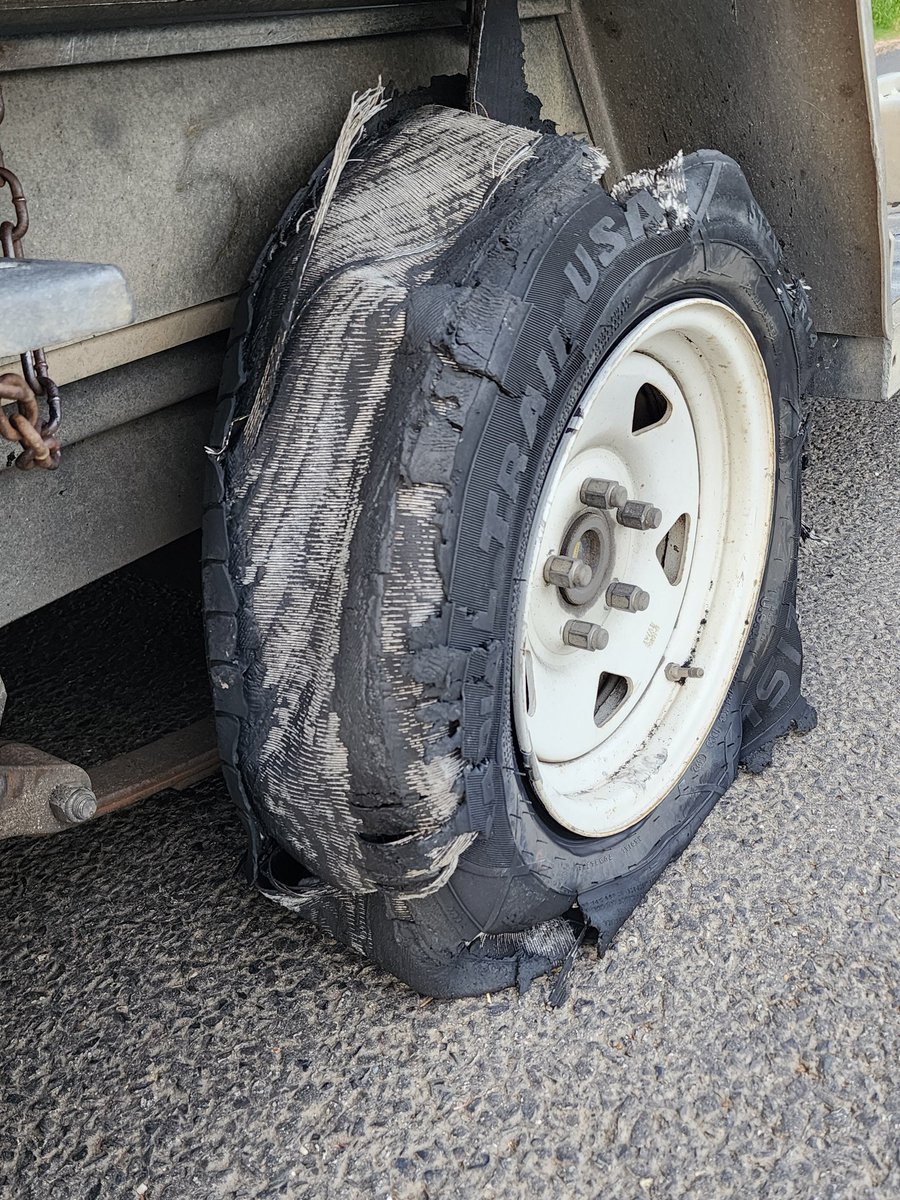 tip_333's tweet photo. Thanks @uhaul for leaving me stranded on the highway since 7:05pm. Be careful renting a car trailer. This is the second one in 2 days. The first one had an axel shift. The uhaul roadside assistance decided to take other calls on the way to replace the tire. #refundMeAllmymoney https://t.co/BIU53UECRs