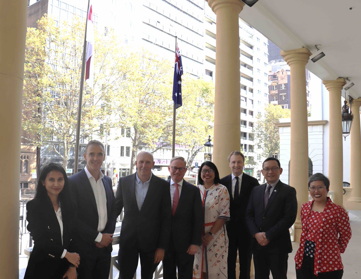 Today, Member for Manly James Griffin MP and I had an enriching meeting at the NSW Parliament with representatives from the charity SurfAid alongside the Consul-General of the Republic of Indonesia in Sydney Mr Vedi Kurnia Buana. 🇮🇩🇦🇺🏄‍♀️🌊🏄‍♂️