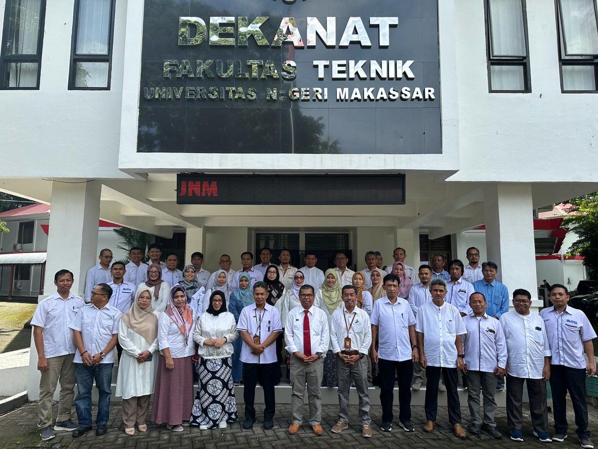 JPTEUNM's tweet photo. Halal Bihalal Keluarga Besar Fakultas Teknik, Universitas Negeri Makassar 😍 https://t.co/MO97e8z8cC