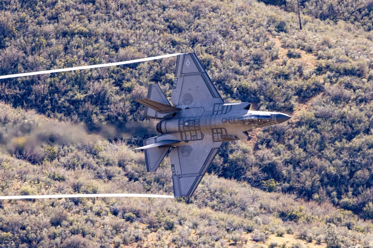 Caught this interesting looking F-35 on Sidewinder today, kinda looks chrome? Or maybe it's just the suboptimal lighting.