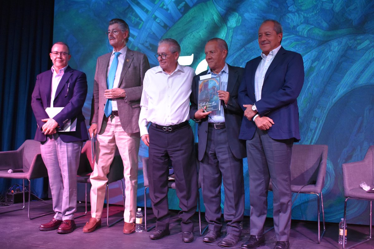 CRTequila's tweet photo. Con la presentación del libro “Tequila, el único arte que se puede beber” de Iván Sergio Mendo Gutiérrez, la inauguración de  la exhibición de botellas de #Tequila y la exposición de obras de arte, iniciaron los festejos por los 50 años de la DOT y el 30 Aniversario del CRT. https://t.co/Upot8SgvS8