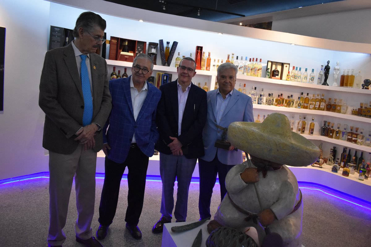 CRTequila's tweet photo. Con la presentación del libro “Tequila, el único arte que se puede beber” de Iván Sergio Mendo Gutiérrez, la inauguración de  la exhibición de botellas de #Tequila y la exposición de obras de arte, iniciaron los festejos por los 50 años de la DOT y el 30 Aniversario del CRT. https://t.co/Upot8SgvS8