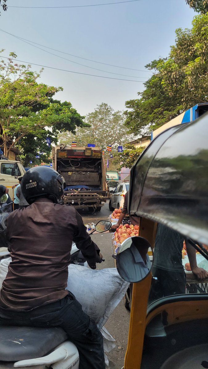 ashishiimb's tweet photo. @ChandivaliCCWA @Mi_DilipLande @BJP4Chandivali  this is the everyday problem at 830 am on khairani road. Garbage truck has no common sense and ends up piling traffic for hours together...pl do something https://t.co/3OLM0Xmjpl