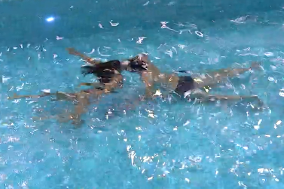 HugoGloss's tweet photo. Matteus e Isabelle dão beijo dentro da piscina. #BBB24 https://t.co/EvhDhhnteO
