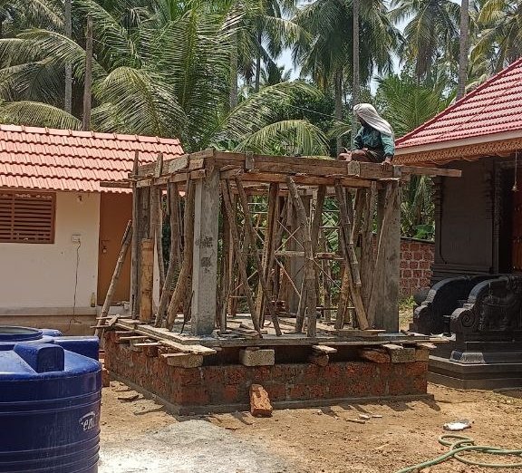 Ayyamkulamgara Uma Maheswara temple Malappuram:

Namaskara Mandapam is being built infront of Garbagriha.

Details: unct.be/kl013 

#ReclaimTemples