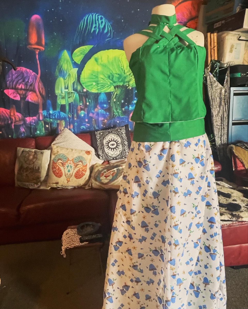 ReannyaSun's tweet photo. Autumnal vibes &amp; inspiration🪡 🧵👗🌞🌧️🍄‍🟫🍄 #sewing #diy #wip #creativeoutput https://t.co/KR3m5B2rO5