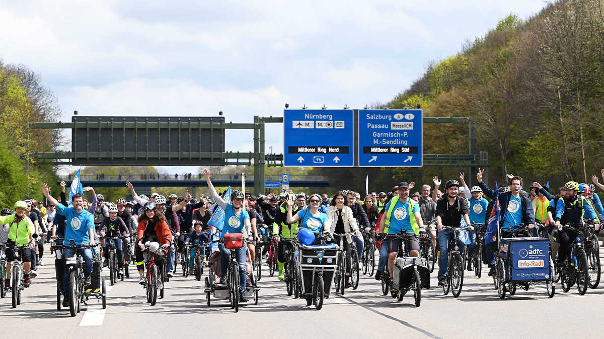 Am 21.04. geht es auf nach #München zur Sternfahrt! 🚴‍♀️ 15 Routen führen durch die Stadt & über die Autobahn zum Königsplatz. Damit Radfahren für alle jederzeit so sicher und komfortabel ist wie an diesem Tag! 🧡👉 Sei dabei: muenchen.adfc.de/sternfahrt