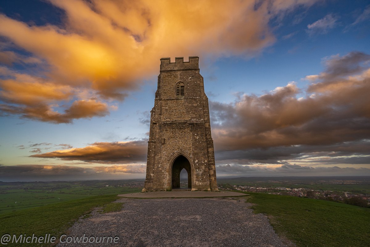 A breezy (gale force😂 ) start to the day on Glastonbury Tor today.