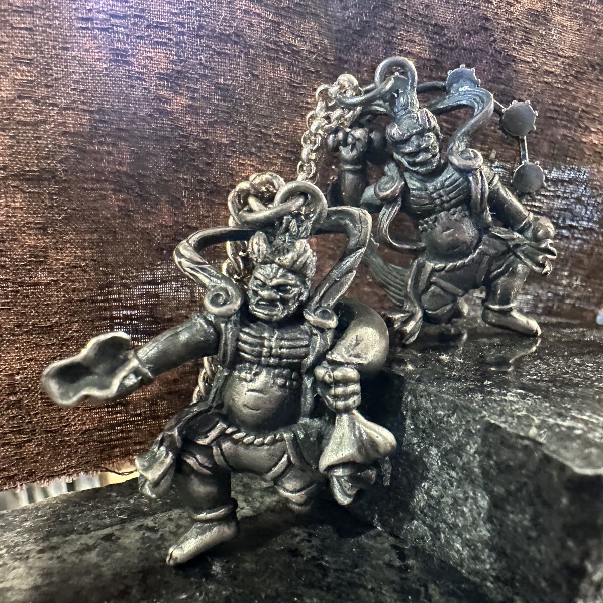 赤レンガTheIchi】 こんにちは🌞🐥 本日は「雷門風雷神像根付‐風神