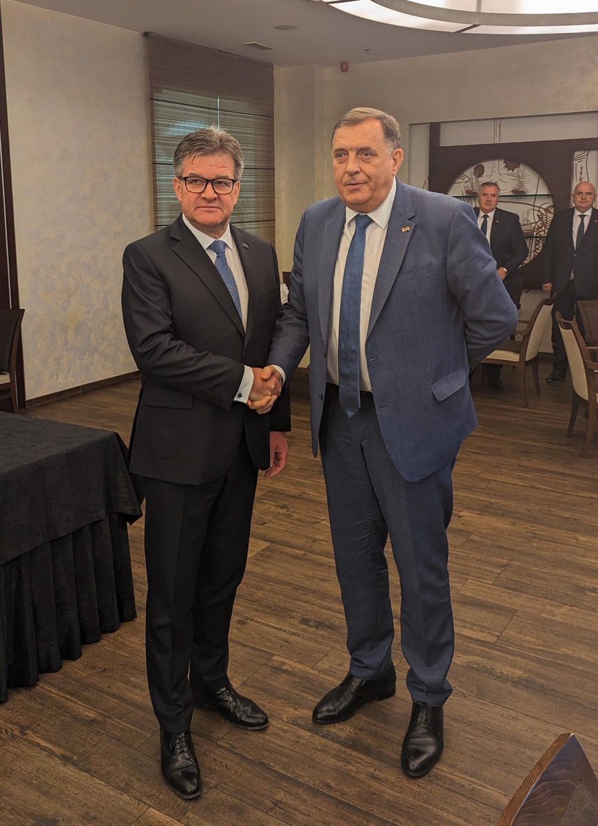 While in 🇧🇦, I also had the chance to hear @MiloradDodik’s perspective of the current situation. I stressed the unique positive moment on the 🇪🇺 side and underscored that all local actors must contribute to seizing this opportunity and put 🇧🇦 first.