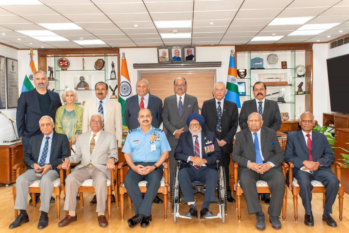 In a grand gesture - the past and current Chief of Air Staff of @IAF_MCC assembled for a picture with late Sqn Ldr Majithia sometime back.