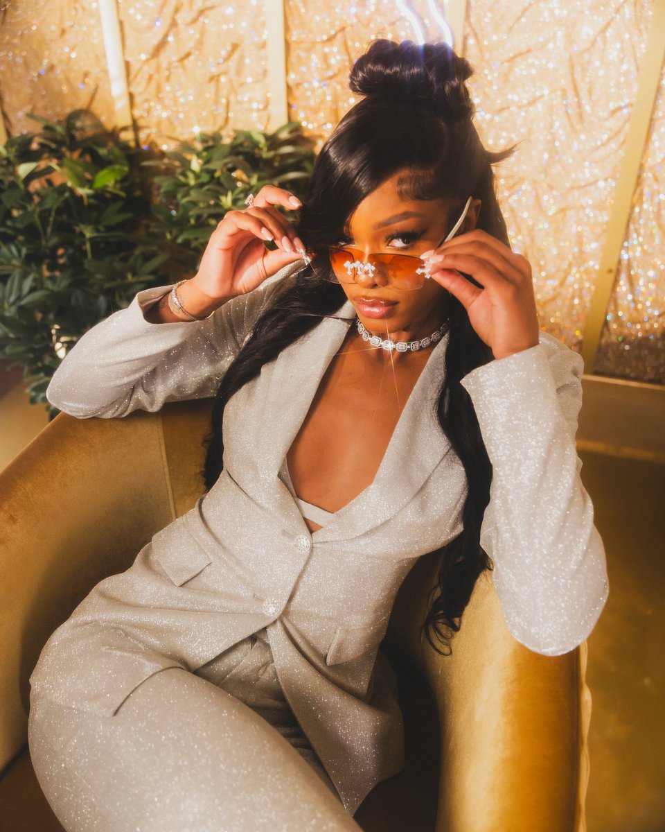 Yall can’t tell us this isn’t givin’ album cover, 90’s fine ALLA THAT 😍 

The #4 pick did not come to play with her draft look at all, <a href="/iamthathooper/">RJ👑</a>