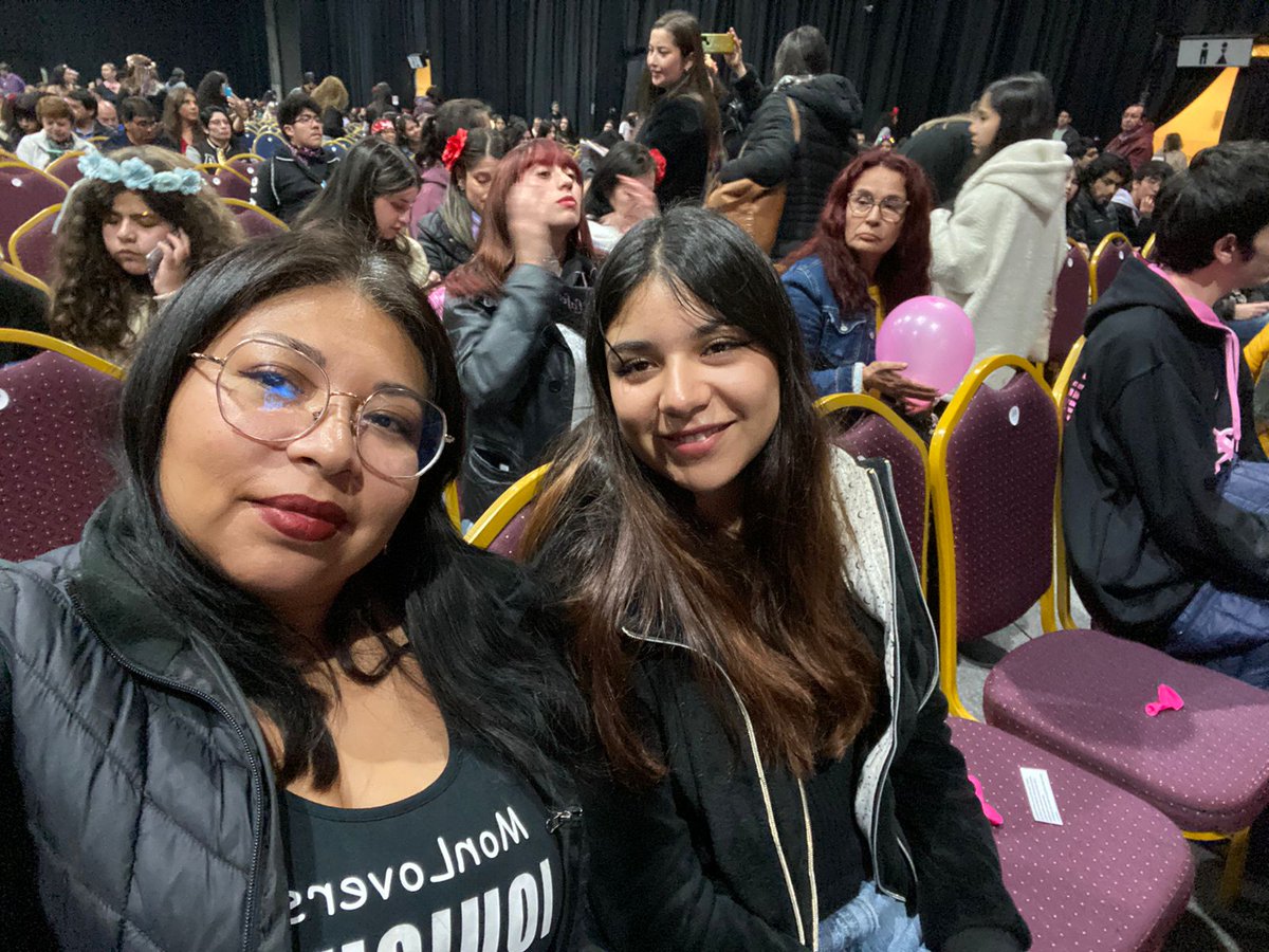 kathi_taval's tweet photo. Con mi adolescente aprovechando que se fue a estudiar a conce 🥲 nos entró un basurita en el ojo con la trenza, y lloramos juntitas...gracias por estos momentos @monlaferte @MONLOVERSIQQ https://t.co/Er7qgxSou1