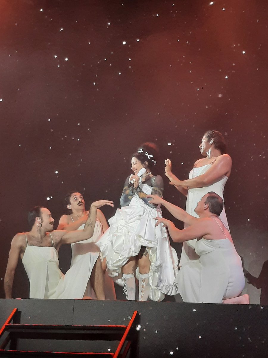kathi_taval's tweet photo. Con mi adolescente aprovechando que se fue a estudiar a conce 🥲 nos entró un basurita en el ojo con la trenza, y lloramos juntitas...gracias por estos momentos @monlaferte @MONLOVERSIQQ https://t.co/Er7qgxSou1