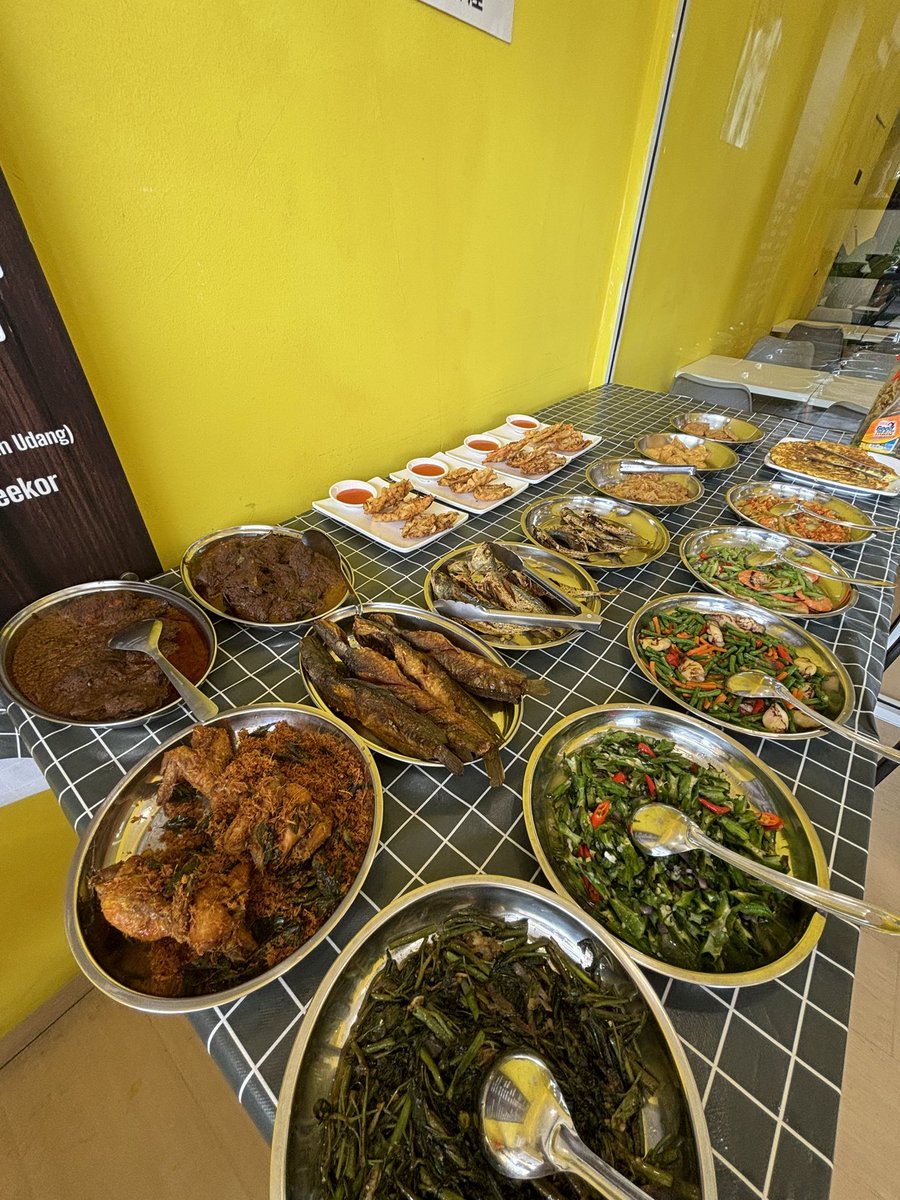 Restoran Singgah Sini terletak di Neo Cyber menyediakan masakan Padang & Johor.Bulan ini kami buka setiap hari Isnin - Ahad dari jam 11 pg - 11 mlm. Boleh order dari grab juga✌️Singgah la gaiss @Twt_Cyberjaya