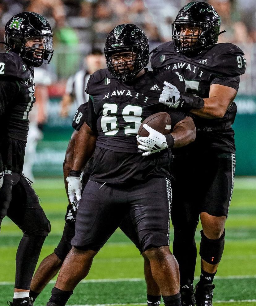 #AGTG After a great conversation with @Jeff_Reinebold I am very blessed to receive a scholarship offer from @HawaiiFootball #BRADDAHHOOD🌈 @Molatu76 @PPIRecruits @BCollierPPI @adamgorney @GregBiggins @MohrRecruiting @CoachRouz @Coach_Fifita94 @CoachTomSaxby @CoachRMedeiros