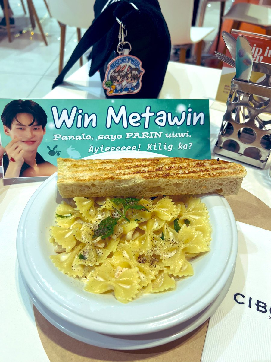 ronacious's tweet photo. Quick bite with Metawin. 

Kilig ako. 😜

#winmetawin
#UnderParallelSkies https://t.co/BLEGYPQwCK