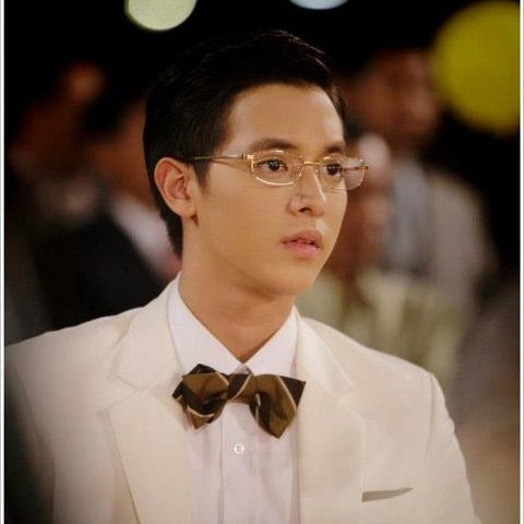 thegodfahmuii's tweet photo. "เขาเล่าลือกันทั่วว่าคุณชายหมอแห่งวังจุฑาเทพไปเทียวไล้เทียวขื่อแม่ค้าเร่หาบขนมขาย หล่อนชื่อเรณู ผัวตายเป็นแม่ม่ายทรงเครื่อง ทาปากแดง แต่งตัวเฉ้งวับ ลูกค้าก็มีแต่หนุ่มๆ มะรุมมะตุ้มล้อมหน้าล้อมหลัง คุณชายหมอน่ะหัวอ่อน จะตามเล่ห์หล่อนทันหรือ" https://t.co/YcBp7FdLcG