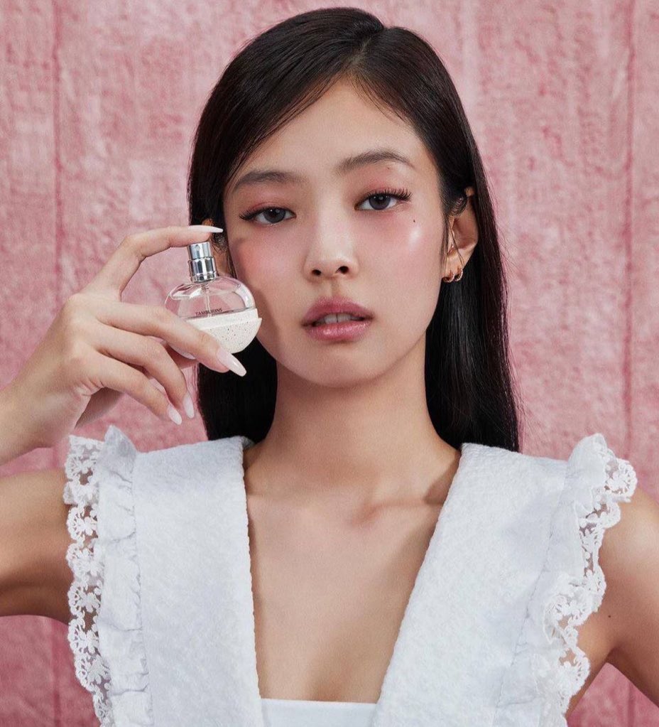 jenniescharts's tweet photo. ‘One Of The Girls’ with #JENNIE is now the longest charting song by a Kpop female act in the top 50 of Spotify Global Chart surpassing ‘Cupid’ https://t.co/wP7jwUru6c