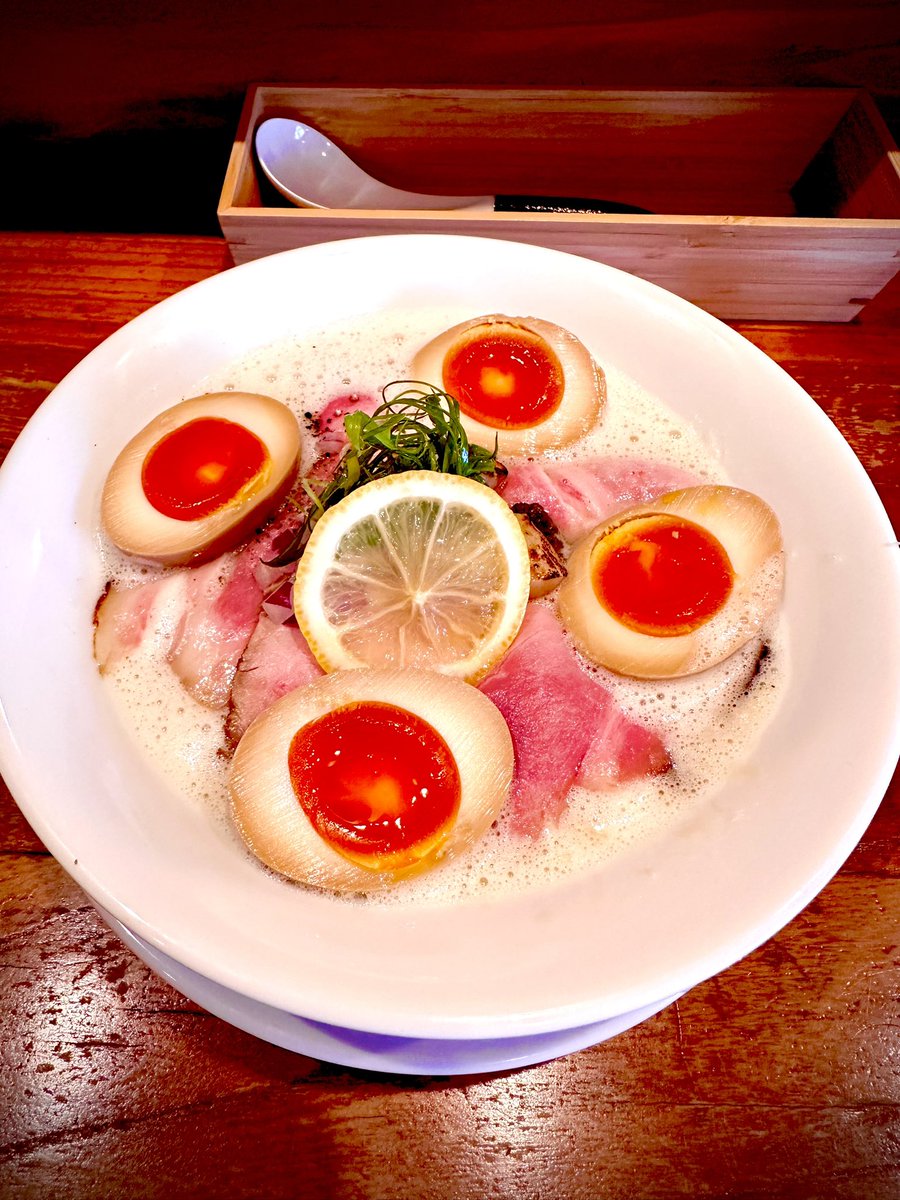 お昼ご飯に千波にある 中華そば 先崎さんで 北海帆立白湯そば　を頂きました♪ スープはクリーミーで麺に良く絡み とっても優しい味でレモンの酸味と トリュフペーストがほのかに香る 上品なスープにレアチャーシューと 味玉が最高でめっちゃ美味しかった よ♪♪😊　ご馳走様でした♪♪😋