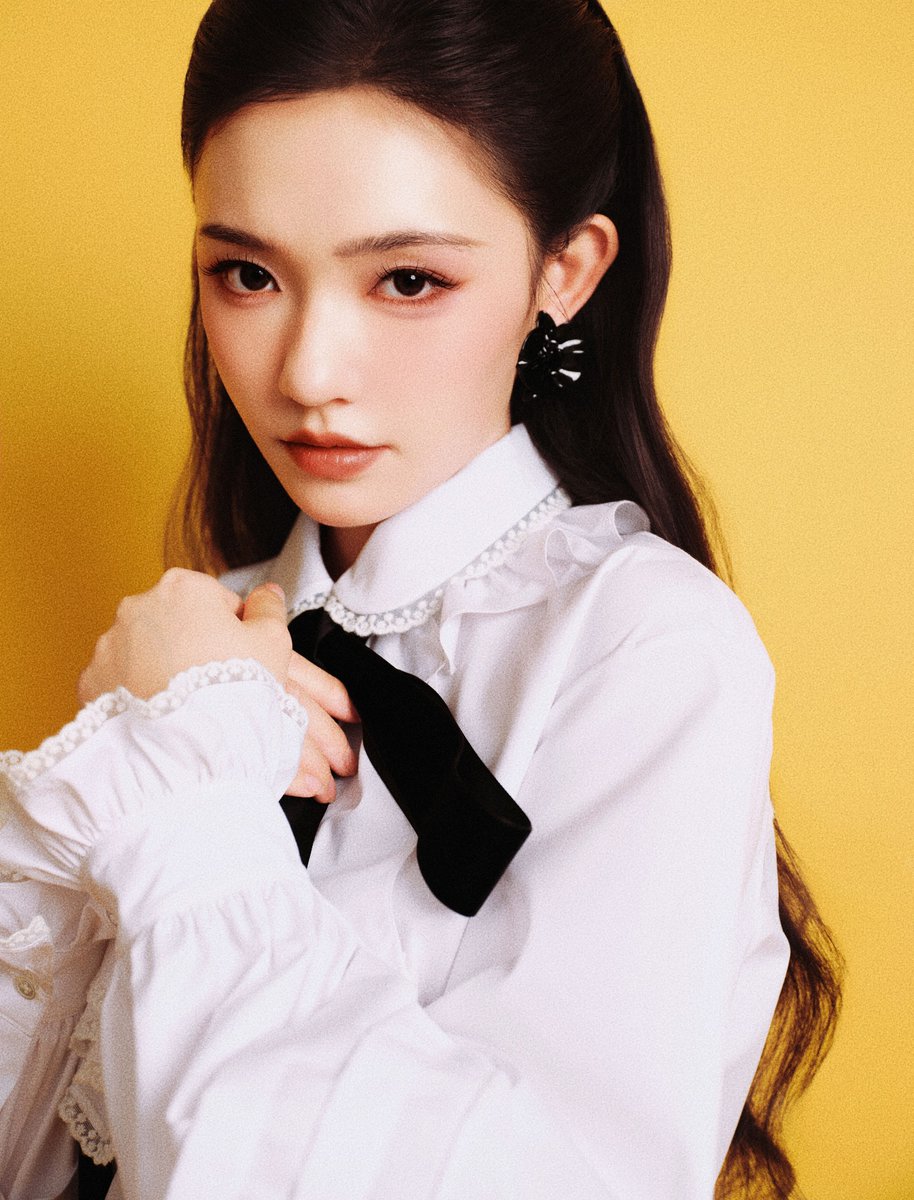 #LinYun’s studio shares photoshoot for her 28th birthday

More - m.weibo.cn/status/5023724…