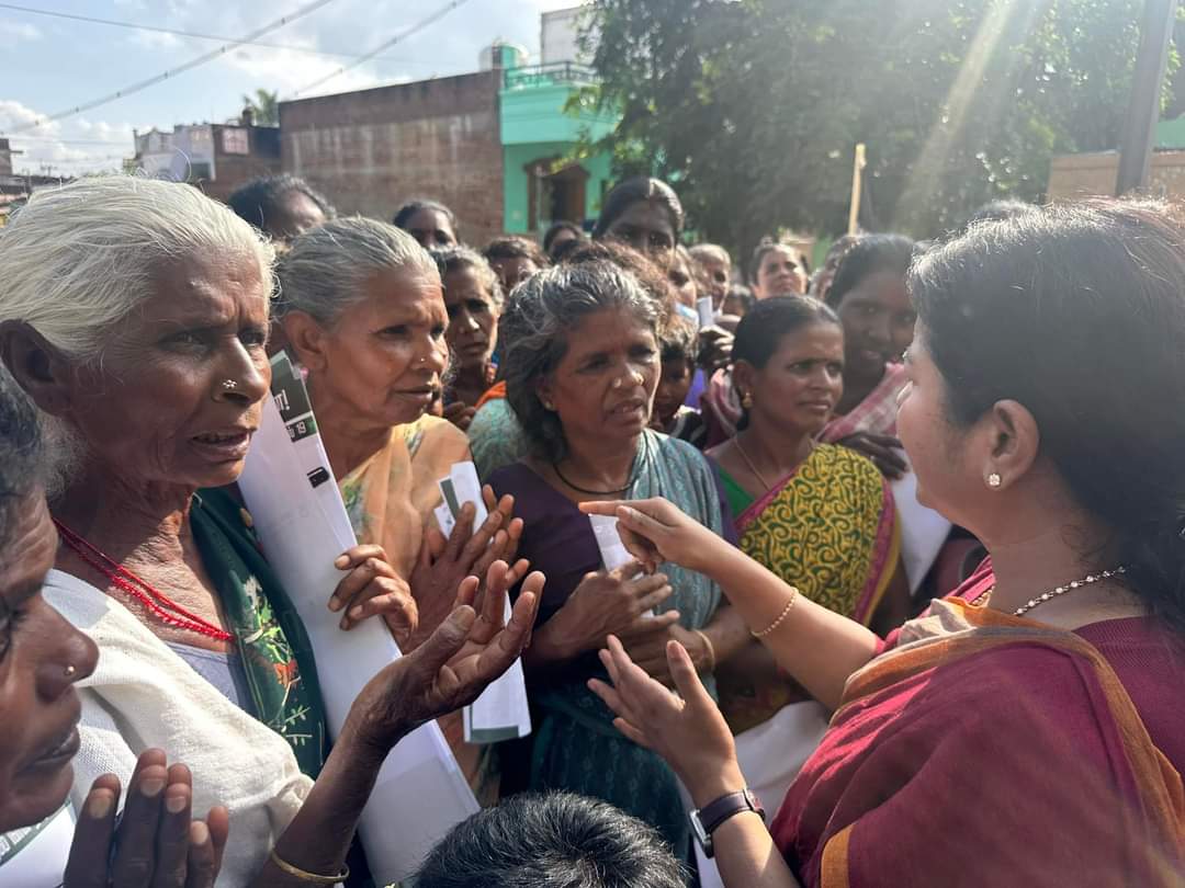 Gopal56064478's tweet photo. #அண்ணியார்
#TTVDhinakaran #AMMK
Mrs Anuradha Dhinakaran hitting campaign trail in support of NDA 's Candidate Thiru TTV Dinakaran.
T.ராஜகோபாலன்பட்டி #ஆண்டிப்பட்டிசட்டமன்றதொகுதி
Constituency: Theni
Symbol: Cooker
Polling date: April 19, 2024
#TTV4Theni
#VoteForAMMK https://t.co/SpG6pWEVWs