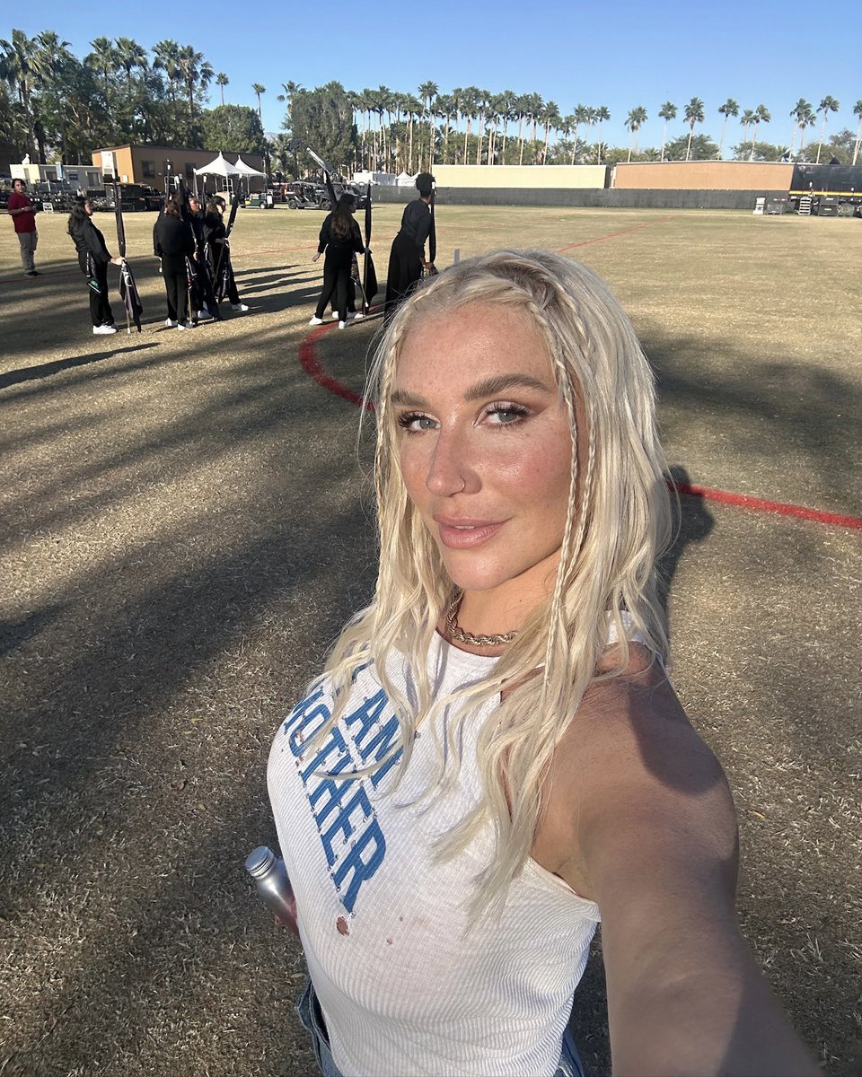 KeshaRose's tweet photo. ✂️ https://t.co/GvbP1v0LdV