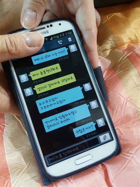 slggiza's tweet photo. 10๋
์ ์ค๋ ๋๋ ์์ต ๊ธฐ์์๊ณ , ์ฌ๊ณ ์์์ ๊ณง์ฅ ์ง๋๋ก ๊ฐ๋ค. ๊ฐ๋ ๋์ค '์ ์ ๊ตฌ์กฐ'๋ผ๋ ๋ง์ ๋ฃ๊ณ ์์ฌํ์ผ๋ ์ฒด์ก๊ด์์๋ ๋ฌด๋์ง๋ ๋ถ๋ชจ๋๋ค์ ๋ง์ฃผํ๋ค. '์ด์์ ๊ฐ๊บผ์์'๋ฅผ ์งํค์ง ๋ชปํ ์ฝ์์ผ๋ก ๋ง๋ค์๋ ๊ทธ๋ ์ ๊ฒฐ์ฝ ์์ง ์์ ๊ฒ์ด๋ค. ์ถ์ ํ๊ณ , ๋์์์ด ๋์๊ธฐ์. #remember416๐ https://t.co/gp3oq7oRKJ