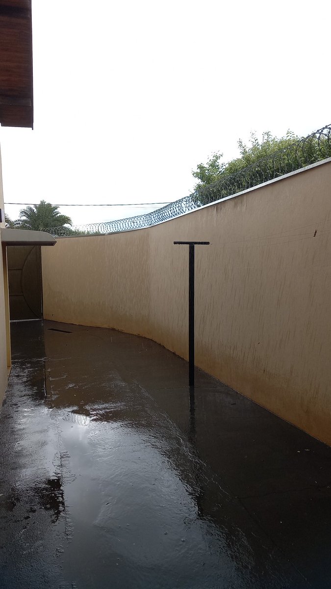 _Lorenalu's tweet photo. Segundou com chuva pra ir trampa tava ouvindo essa no fone https://t.co/VaB1JHgE4j