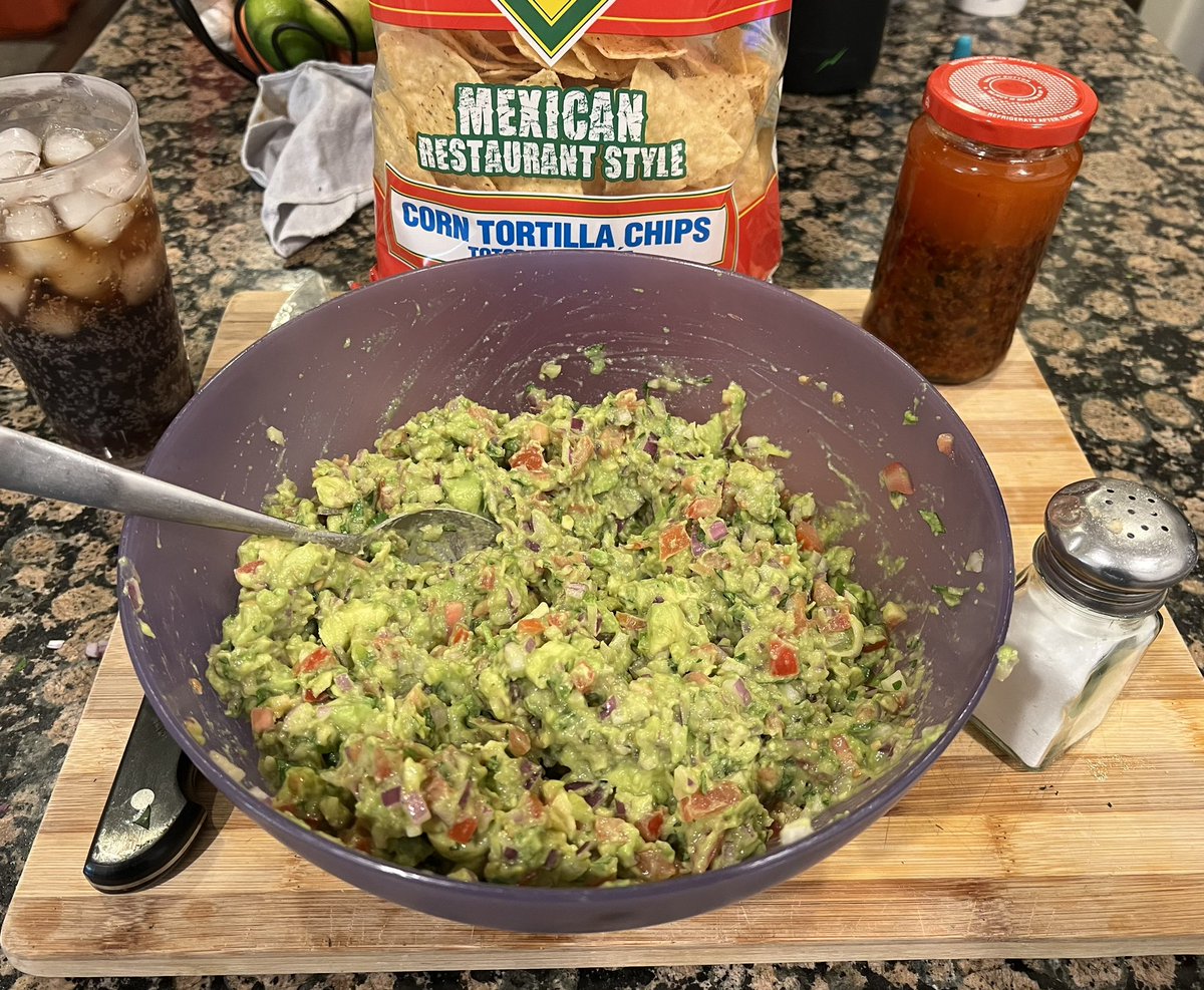 22ydozah's tweet photo. #Snacktime with some homemade guacamole and salsa Macha #Saltit https://t.co/guXpCwh891
