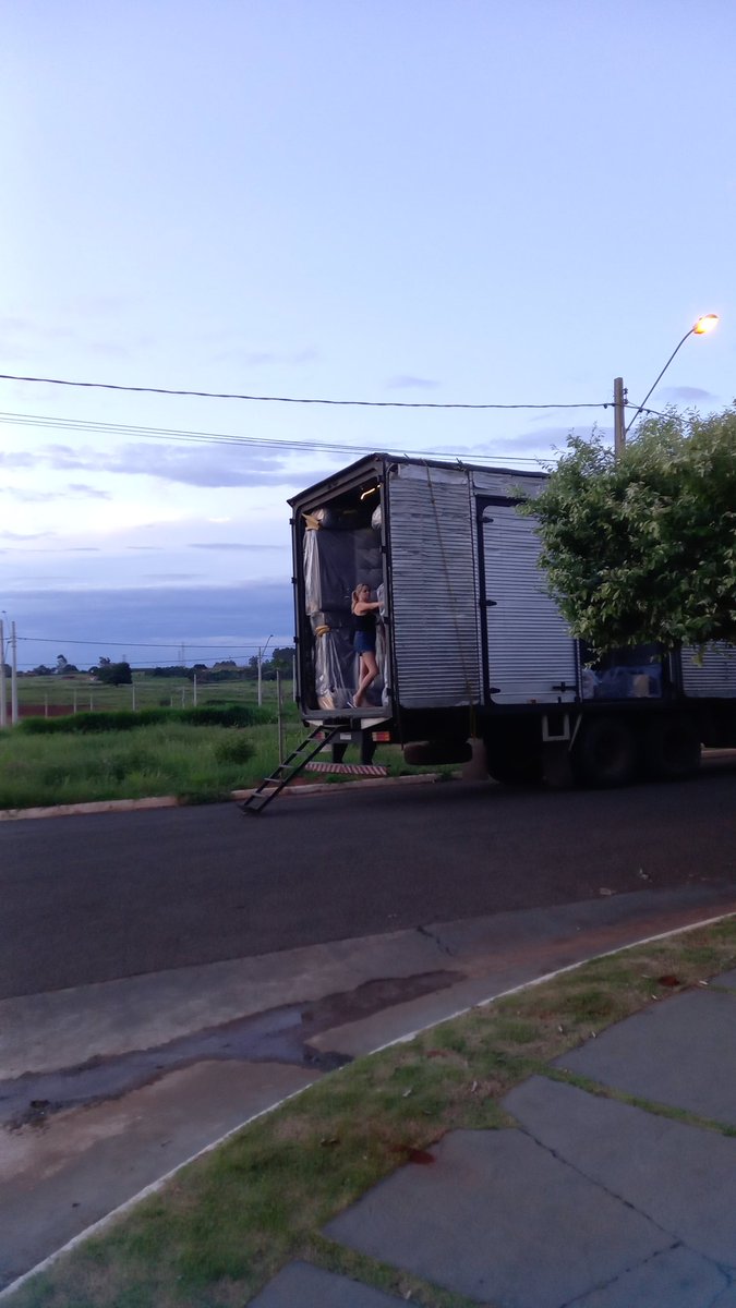 _Lorenalu's tweet photo. Na terça meu pai comprou um sofá novo do nada, lancei uma unha braba e comprei ingressos pro parque https://t.co/MMG4Oi6mNC