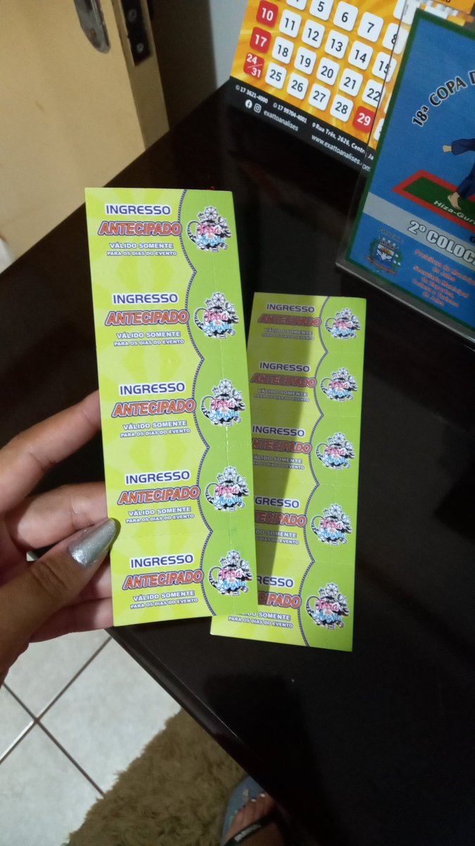 _Lorenalu's tweet photo. Na terça meu pai comprou um sofá novo do nada, lancei uma unha braba e comprei ingressos pro parque https://t.co/MMG4Oi6mNC