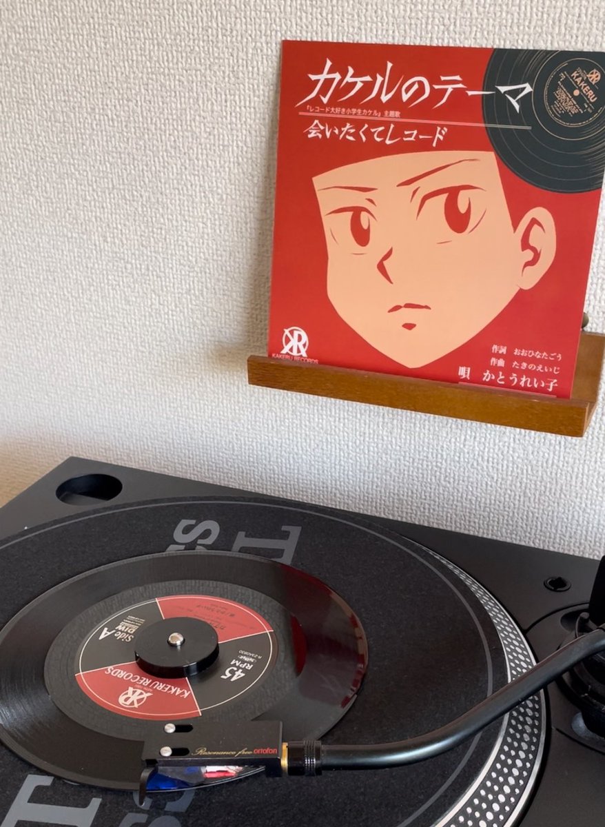 当日は私がいつも使用しているテクニクスMK7を持参します!
さらに『カケルのテーマ』アナログレコードや1点ものの小学生の時に描いたマンガや私物も販売します!
写真は裾上げでいらなくなった布地です!これも販売します! 