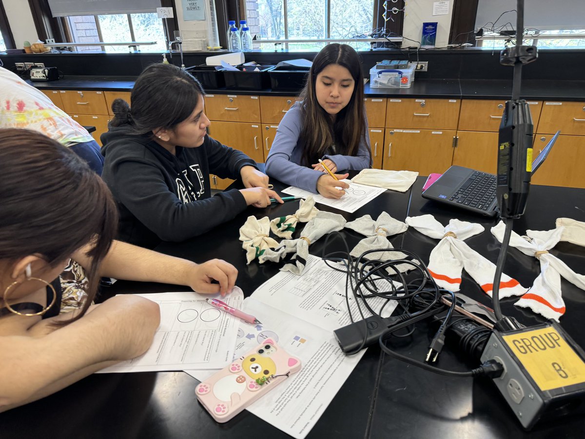 MrArsenie's tweet image. My @CarlSchurzHS #ibbio seniors exploring #meiosis with ChromoSocks!
