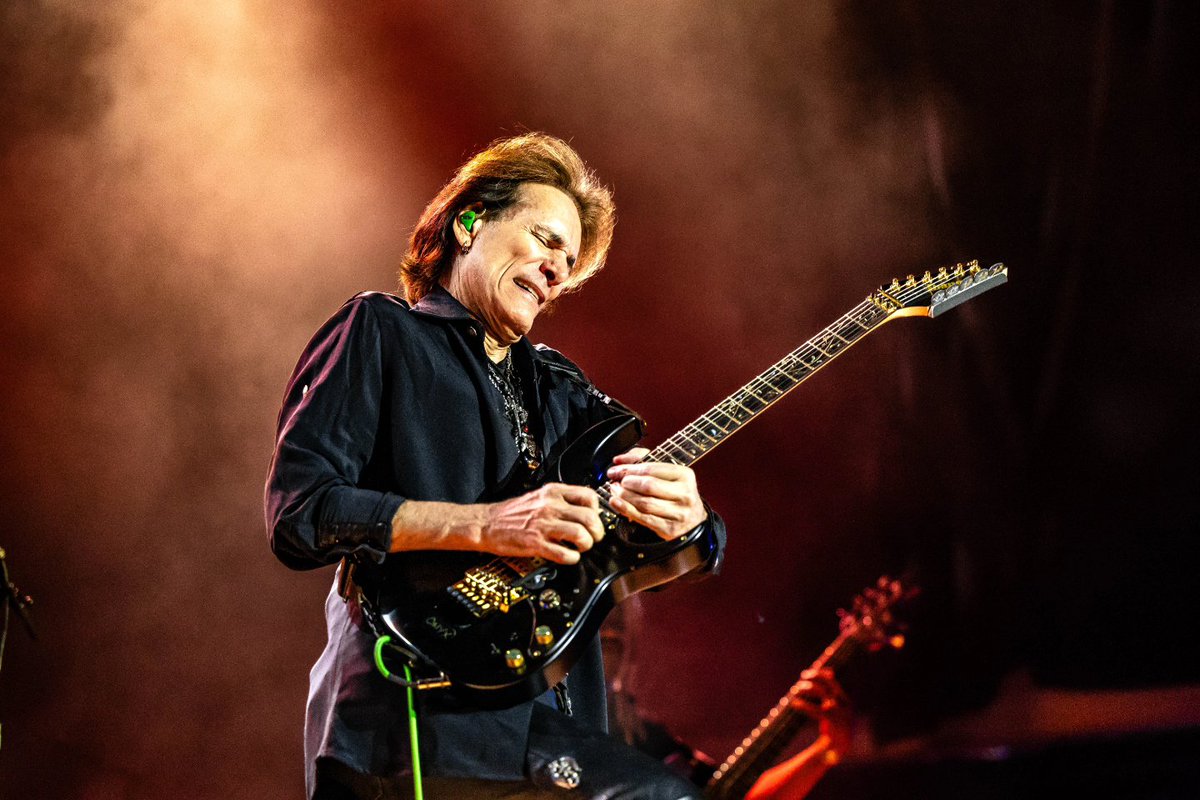 RC_PhotoDMR's tweet photo. The @chickenfootjoe &amp; @stevevai show last week was absolutely insane! Check out my full review and gallery of the show from @theDreadMR 

https://t.co/H38lDoG1cs
#guitarist #SteveVai #joesatriani #ontour #concerts #photography #concertphotography https://t.co/mW74Duk4HD
