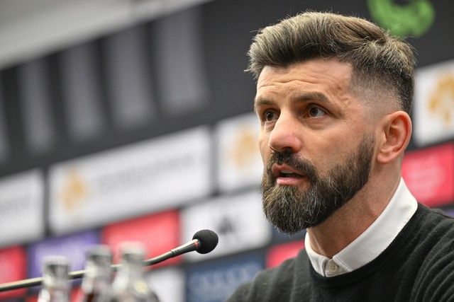 David (@undervalu) on Twitter photo When a manager raises the expectations for his players he has to communicate the gap.
But it's not a 'siege' mentality.
It is about clearly painting the journey from where they are.
To where they need to get to.
Miron Muslic, Manager of <a href="/cercleofficial/">Cercle Brugge</a> is skilled at this: When a manager raises the expectations for his players he has to communicate the gap.
But it's not a 'siege' mentality.
It is about clearly painting the journey from where they are.
To where they need to get to.
Miron Muslic, Manager of <a href="/cercleofficial/">Cercle Brugge</a> is skilled at this: