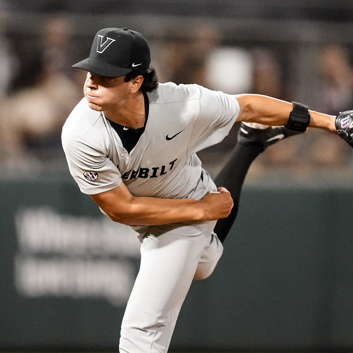 Tim Corbin on freshman RHP Luke Guth: 'I don't want to compare him to Walker Buehler, but there is a size comparison, an arm speed comparison, and a potential for a pretty good breaking ball too. I'm looking forward to his future.' 📸 : @VandyBoys 🎙️ : @949theFan