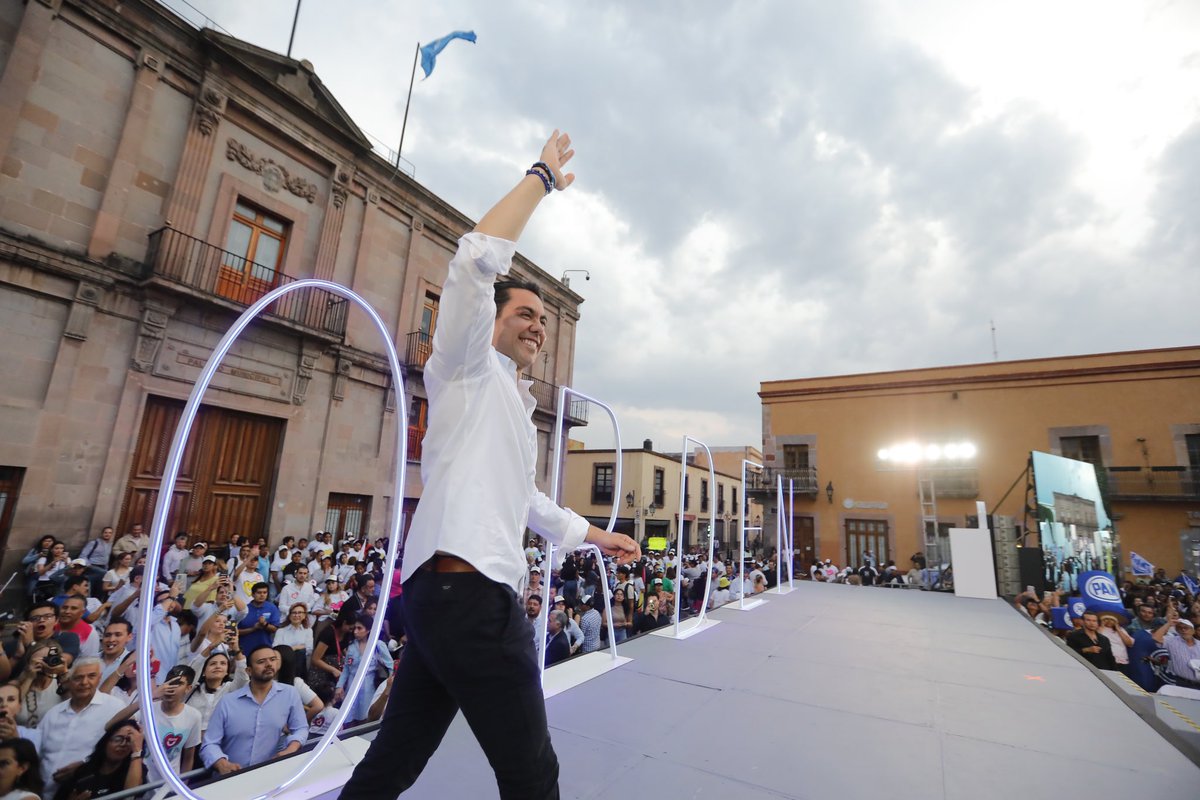 FeliFerMacias's tweet photo. Cerramos con todo este primer día de campaña frente al Palacio Municipal.

Voy a recorrer con ustedes cada rincón de esta ciudad, escucharlos, proponerles nuevas ideas, pero sobre todo, a trabajar con cada uno para que juntos construyamos el mejor Querétaro.

#OrdenYRumbo https://t.co/o6CosUm1Ng